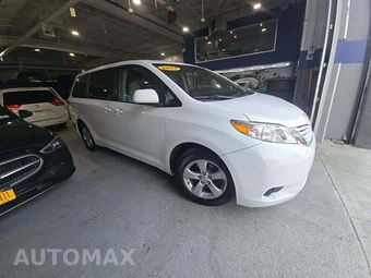 2017 Toyota Sienna LE 8-Passenger 119.3" WB - miniatura 4