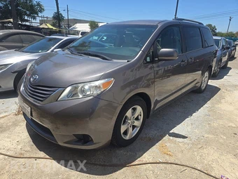 2017 Toyota Sienna LE 8-Passenger 119.3" WB