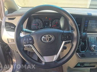 2017 Toyota Sienna LE 8-Passenger 119.3" WB - miniatura 10