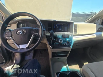 2017 Toyota Sienna LE 8-Passenger 119.3" WB - miniatura 11