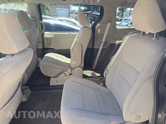 2017 Toyota Sienna LE 8-Passenger 119.3" WB - miniatura 13