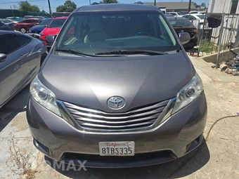 2017 Toyota Sienna LE 8-Passenger 119.3" WB - miniatura 2