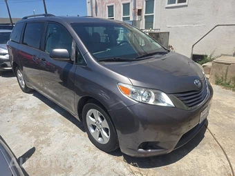 2017 Toyota Sienna LE 8-Passenger 119.3" WB - miniatura 3