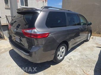 2017 Toyota Sienna LE 8-Passenger 119.3" WB - miniatura 4