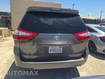 2017 Toyota Sienna LE 8-Passenger 119.3" WB - miniatura 5