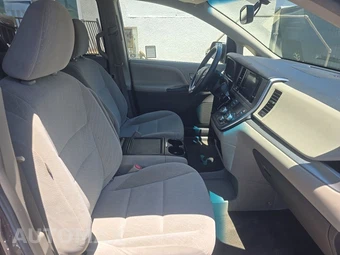 2017 Toyota Sienna LE 8-Passenger 119.3" WB - miniatura 8