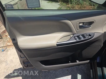 2017 Toyota Sienna LE 8-Passenger 119.3" WB - miniatura 9