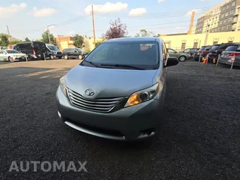 2017 Toyota Sienna LE 8-Passenger 119.3" WB