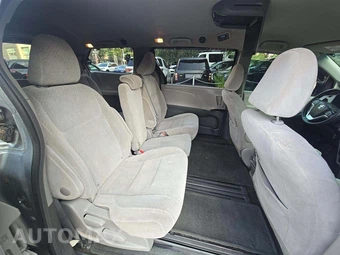 2017 Toyota Sienna LE 8-Passenger 119.3" WB - miniatura 14
