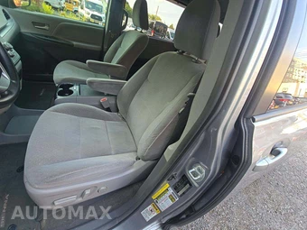2017 Toyota Sienna LE 8-Passenger 119.3" WB - miniatura 3