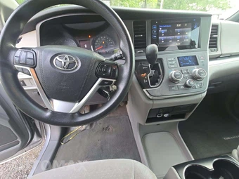 2017 Toyota Sienna LE 8-Passenger 119.3" WB - miniatura 7