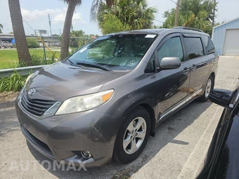 2017 Toyota Sienna LE 8-Passenger 119.3" WB