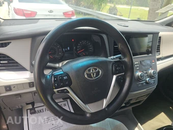 2017 Toyota Sienna LE 8-Passenger 119.3" WB - miniatura 10