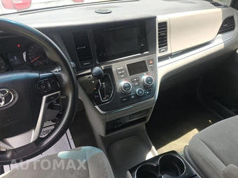 2017 Toyota Sienna LE 8-Passenger 119.3" WB - miniatura 11