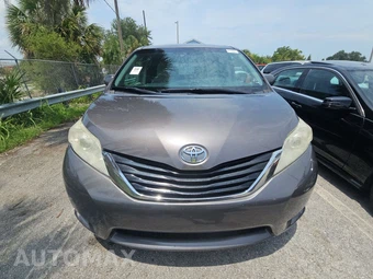 2017 Toyota Sienna LE 8-Passenger 119.3" WB - miniatura 2