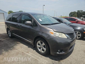 2017 Toyota Sienna LE 8-Passenger 119.3" WB - miniatura 3