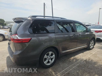 2017 Toyota Sienna LE 8-Passenger 119.3" WB - miniatura 4