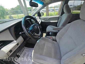 2017 Toyota Sienna LE 8-Passenger 119.3" WB - miniatura 7