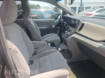 2017 Toyota Sienna LE 8-Passenger 119.3" WB - miniatura 8