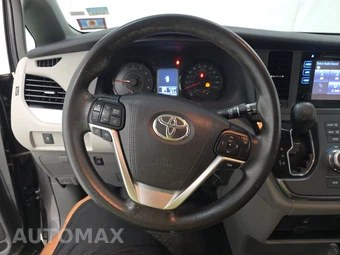 2017 Toyota Sienna LE 8-Passenger 119.3" WB - miniatura 10