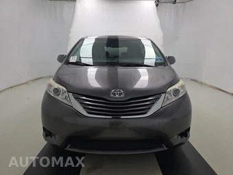 2017 Toyota Sienna LE 8-Passenger 119.3" WB - miniatura 2