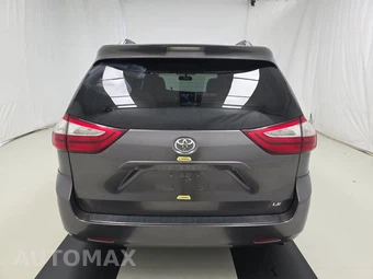 2017 Toyota Sienna LE 8-Passenger 119.3" WB - miniatura 5
