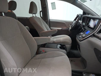2017 Toyota Sienna LE 8-Passenger 119.3" WB - miniatura 8