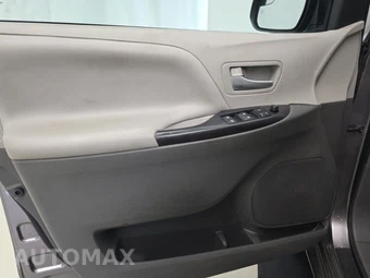 2017 Toyota Sienna LE 8-Passenger 119.3" WB - miniatura 9