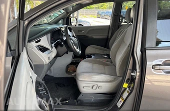 2017 Toyota Sienna LE 8-Passenger 119.3" WB - miniatura 10