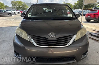 2017 Toyota Sienna LE 8-Passenger 119.3" WB - miniatura 2