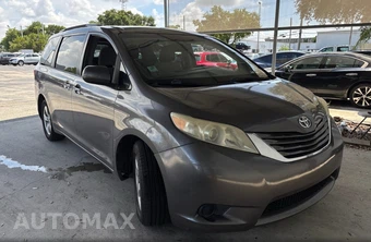 2017 Toyota Sienna LE 8-Passenger 119.3" WB - miniatura 3