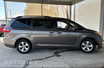 2017 Toyota Sienna LE 8-Passenger 119.3" WB - miniatura 4