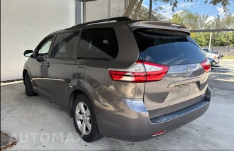 2017 Toyota Sienna LE 8-Passenger 119.3" WB - miniatura 7