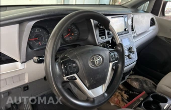2017 Toyota Sienna LE 8-Passenger 119.3" WB - miniatura 9