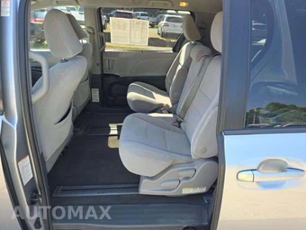 2017 Toyota Sienna LE 8-Passenger 119.3" WB - miniatura 10