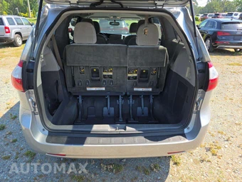 2017 Toyota Sienna LE 8-Passenger 119.3" WB - miniatura 12