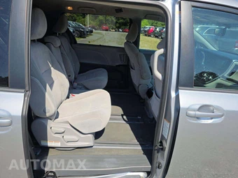 2017 Toyota Sienna LE 8-Passenger 119.3" WB - miniatura 14
