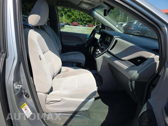 2017 Toyota Sienna LE 8-Passenger 119.3" WB - miniatura 16