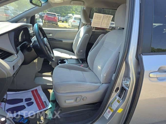 2017 Toyota Sienna LE 8-Passenger 119.3" WB - miniatura 3
