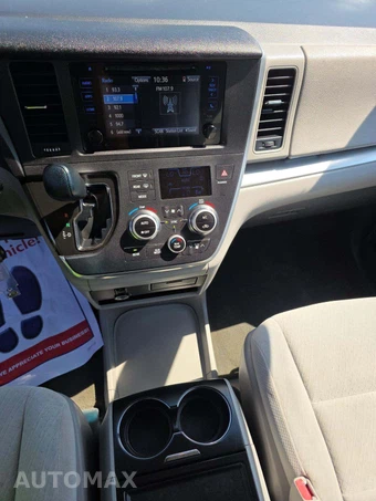 2017 Toyota Sienna LE 8-Passenger 119.3" WB - miniatura 7