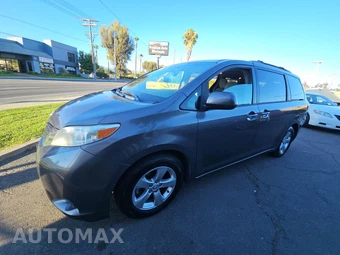 2017 Toyota Sienna LE 8-Passenger 119.3" WB