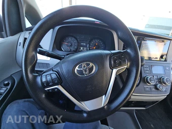 2017 Toyota Sienna LE 8-Passenger 119.3" WB - miniatura 10
