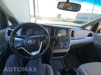 2017 Toyota Sienna LE 8-Passenger 119.3" WB - miniatura 11