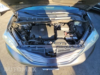 2017 Toyota Sienna LE 8-Passenger 119.3" WB - miniatura 16