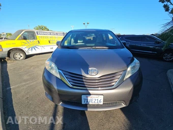 2017 Toyota Sienna LE 8-Passenger 119.3" WB - miniatura 2