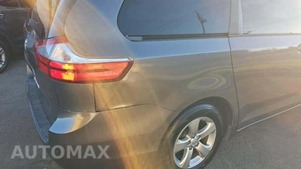 2017 Toyota Sienna LE 8-Passenger 119.3" WB - miniatura 27