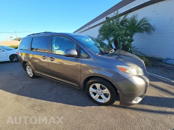 2017 Toyota Sienna LE 8-Passenger 119.3" WB - miniatura 3
