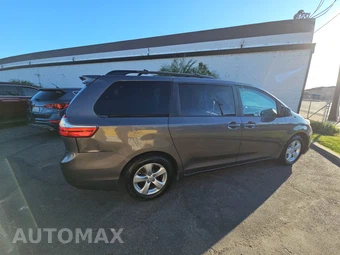 2017 Toyota Sienna LE 8-Passenger 119.3" WB - miniatura 4