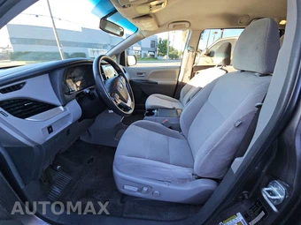 2017 Toyota Sienna LE 8-Passenger 119.3" WB - miniatura 7