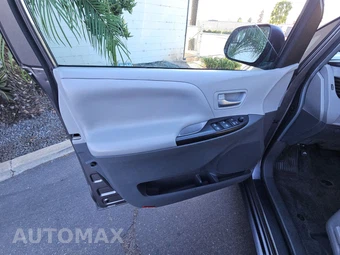 2017 Toyota Sienna LE 8-Passenger 119.3" WB - miniatura 9